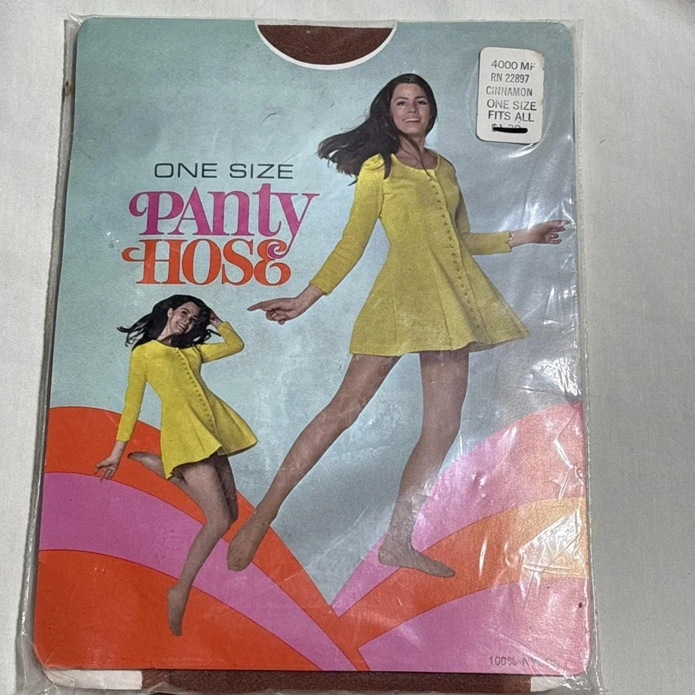 Vintage 1970s Taupe Stretch Nylon Pantyhose W/ Model One Size Cinnamon‎